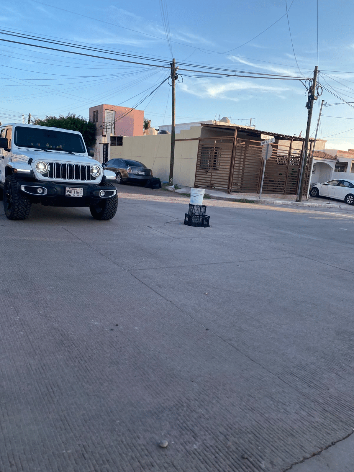 Atienden alcantarillas abiertas; vecinos piden apoyo en calle Mar Báltico