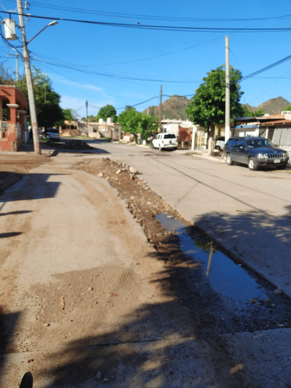 Deja daños y escombro en calle de El Centinela