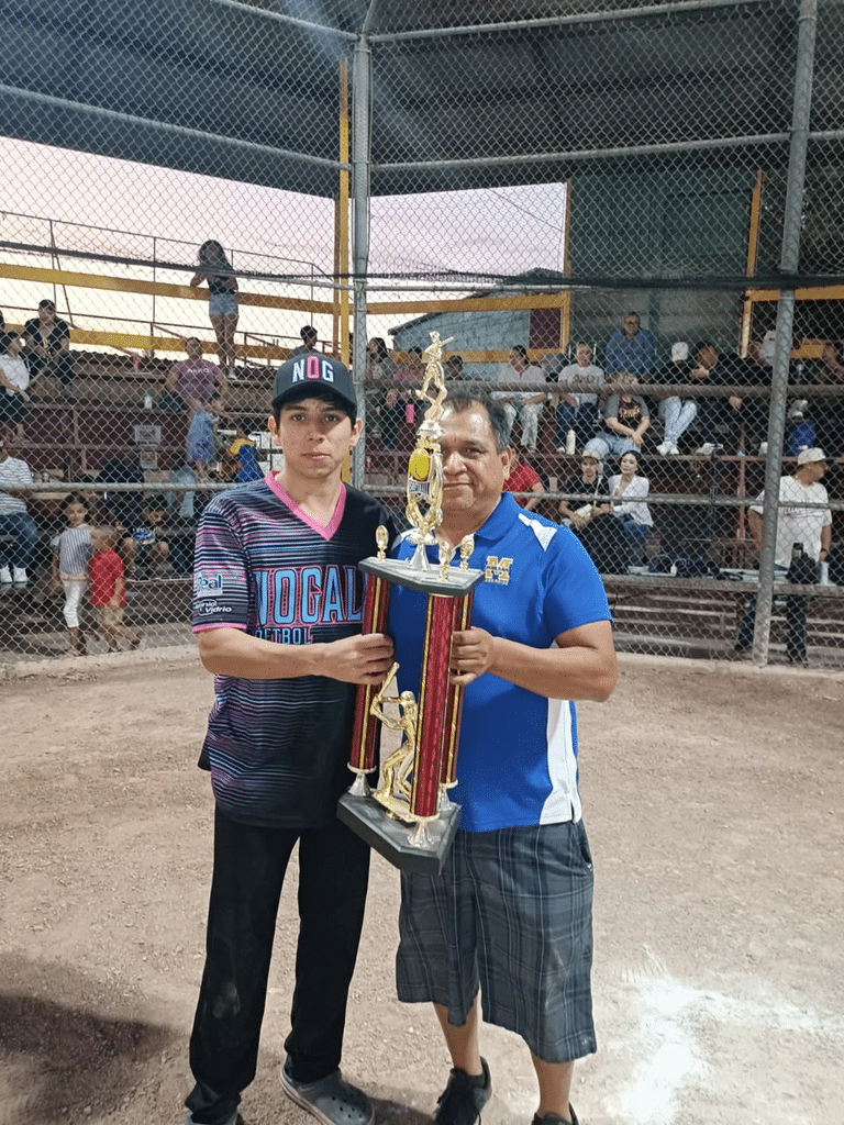 Empalme prende el softbol 1 image