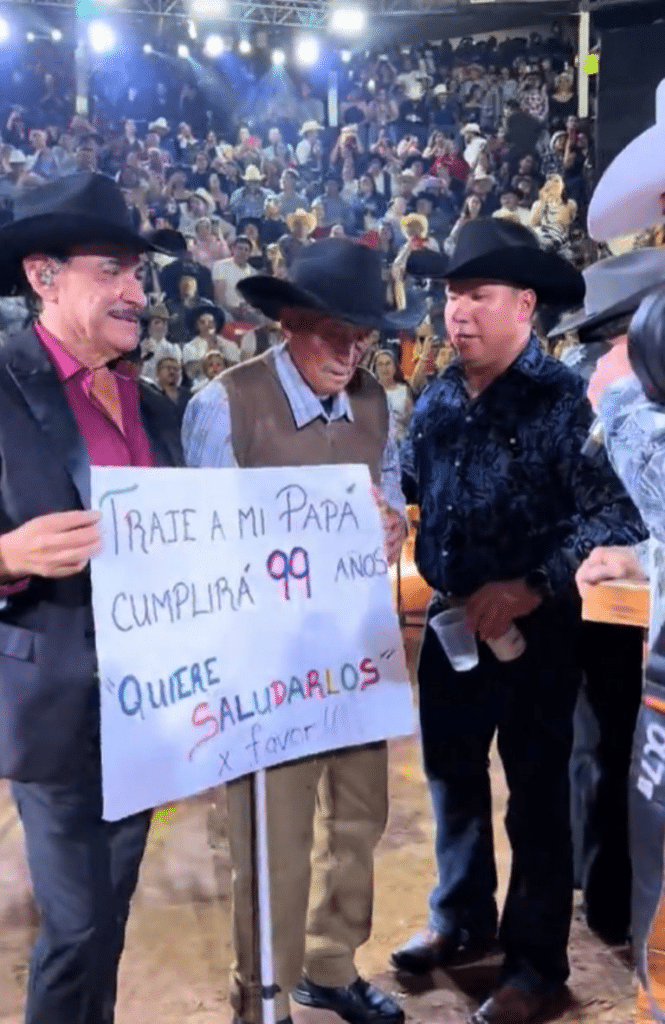 Hombre de 99 años celebra su cumpleaños en concierto de Lalo Mora 1 image