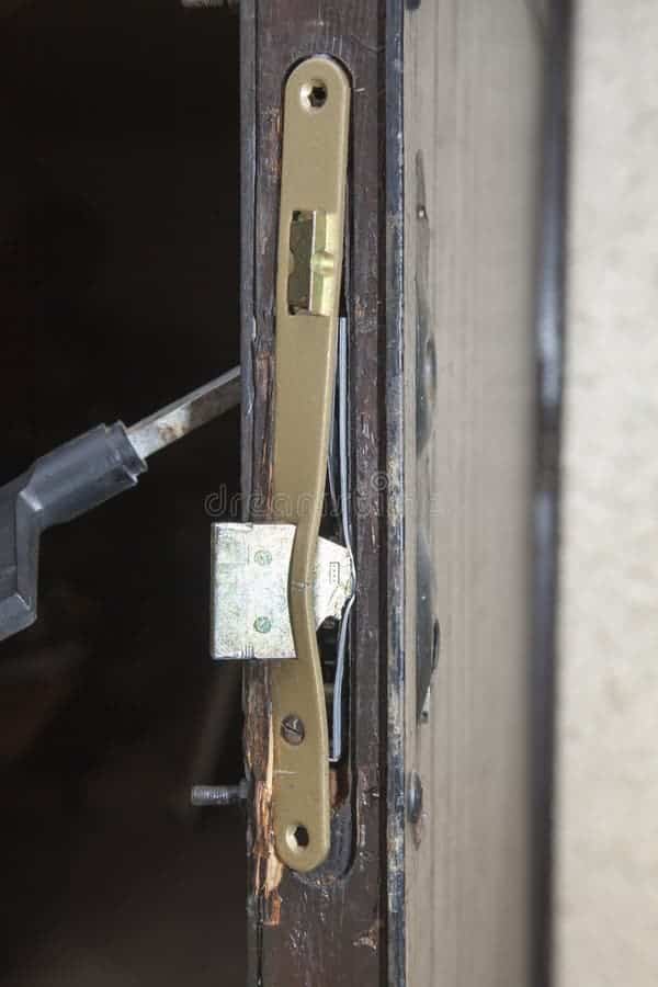 puerta-dañada-después-del-robo-en-casa-39983529