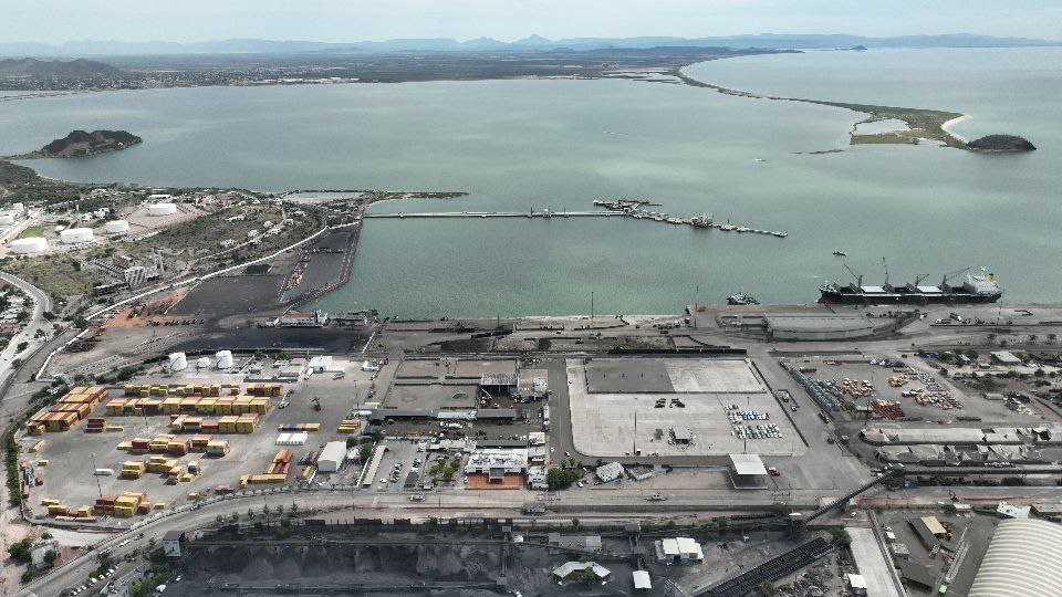 Puerto de Guaymas potencia su capacidad logística con llegada de grúas especializadas: Gobernador Durazo 2 unnamed (1)