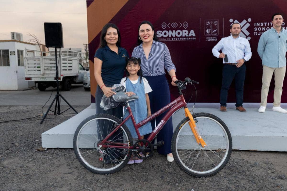 Gobierno de Sonora entrega bicicletas a jóvenes de los Centros de Bienestar Juvenil