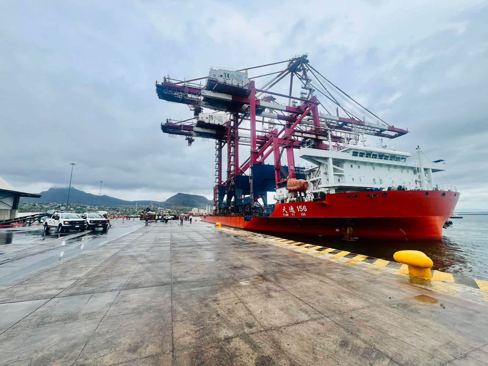 Arriban grúas portacontenedores al puerto de Guaymas