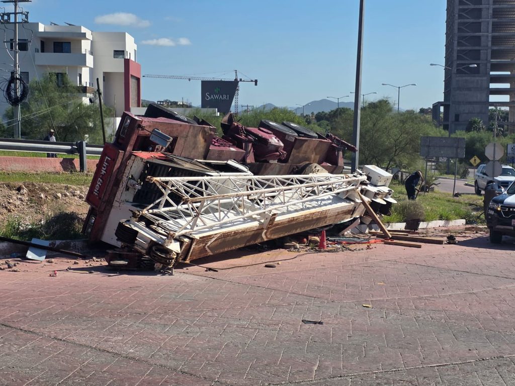 Vuelca grúa de gran tamaño en San Carlos 1 290