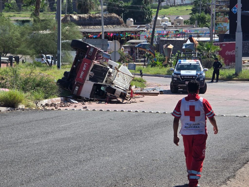 Vuelca grúa de gran tamaño en San Carlos 2 291