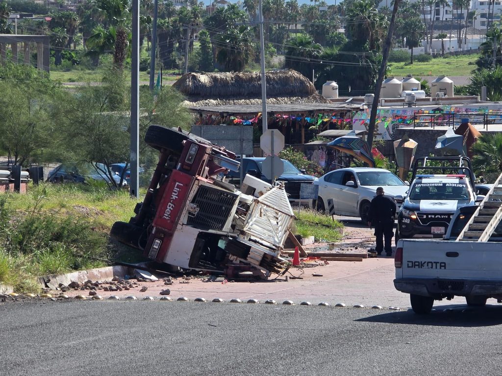 Vuelca grúa de gran tamaño en San Carlos 3 292