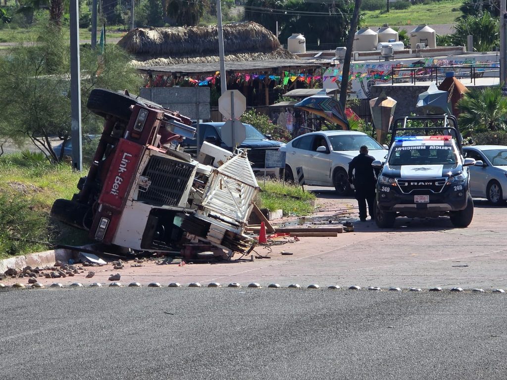 Vuelca grúa de gran tamaño en San Carlos 4 293