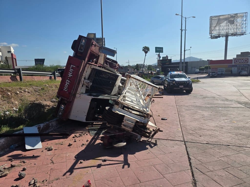 Vuelca grúa de gran tamaño en San Carlos 5 294