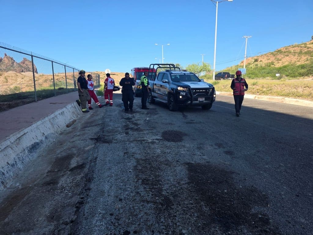 Vuelca grúa de gran tamaño en San Carlos 6 295
