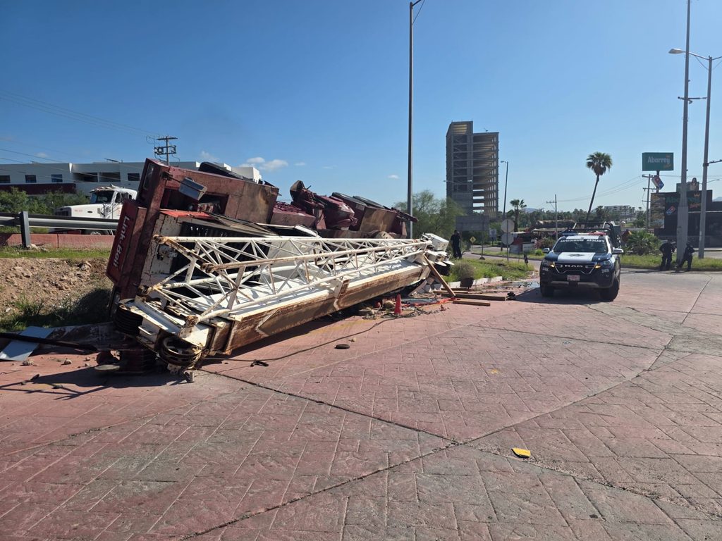 Vuelca grúa de gran tamaño en San Carlos 7 296