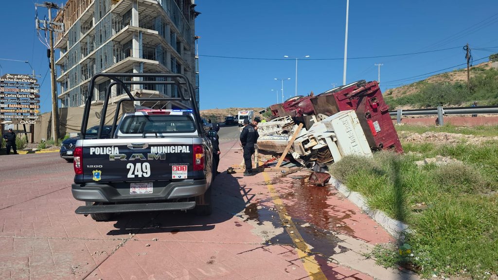 Vuelca grúa de gran tamaño en San Carlos 8 297