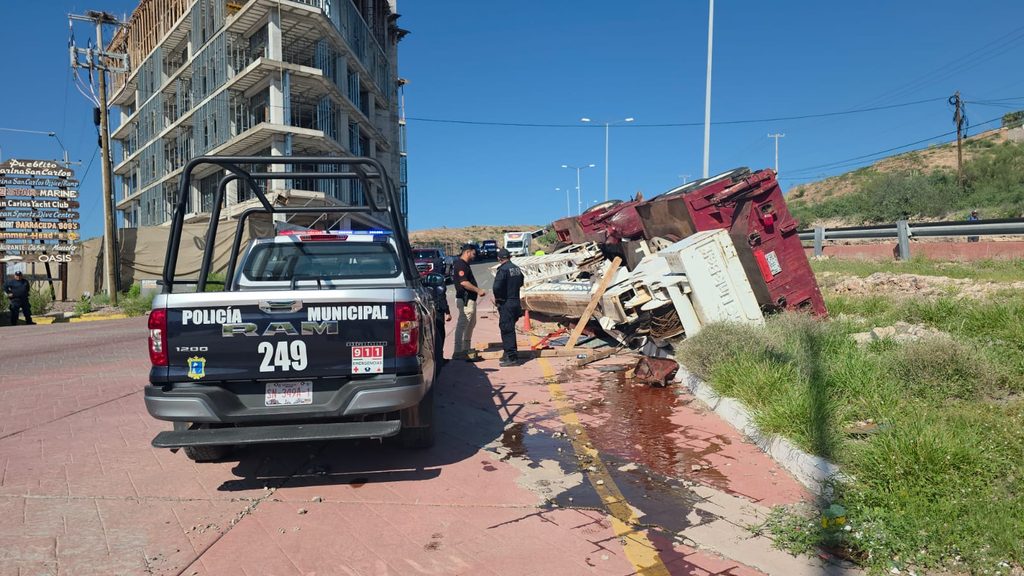 Vuelca grúa de gran tamaño en San Carlos 9 298