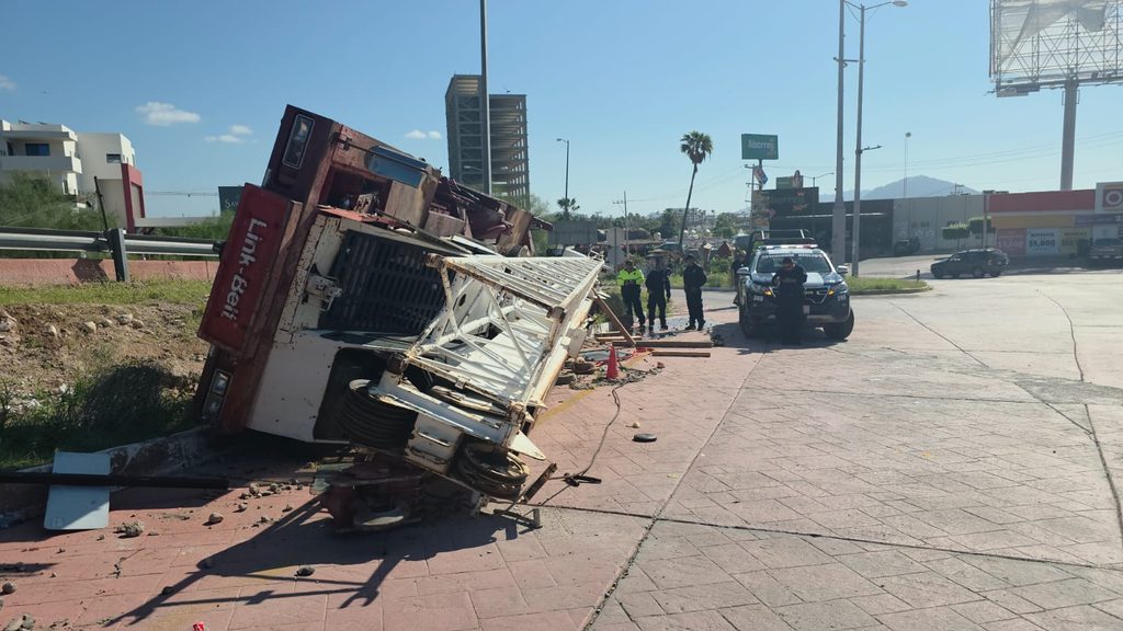 Vuelca grúa de gran tamaño en San Carlos 10 299