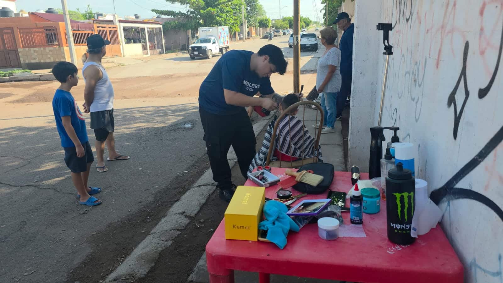 Ofrece joven peluquero corte de pelo gratis en Guaymas Norte