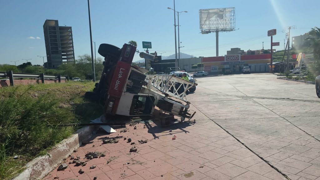 Vuelca grúa de gran tamaño en San Carlos 11 300