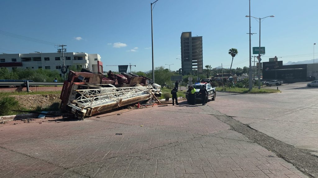 Vuelca grúa de gran tamaño en San Carlos 12 301