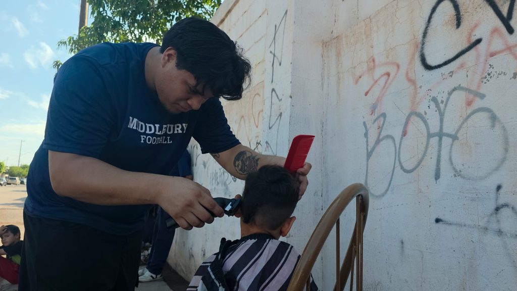 Ofrece joven peluquero corte de pelo gratis en Guaymas Norte 1 31