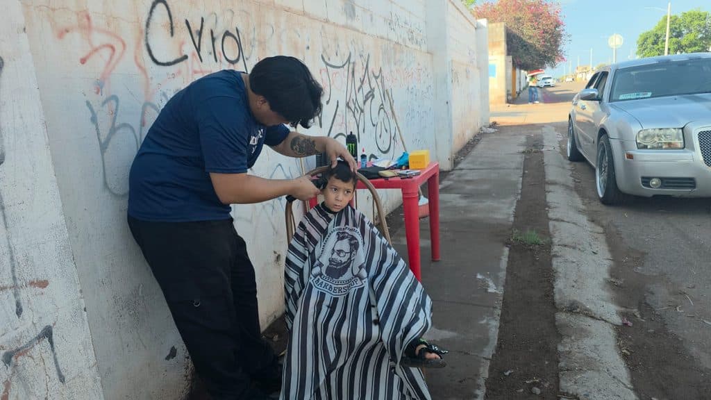 Ofrece joven peluquero corte de pelo gratis en Guaymas Norte 7 37