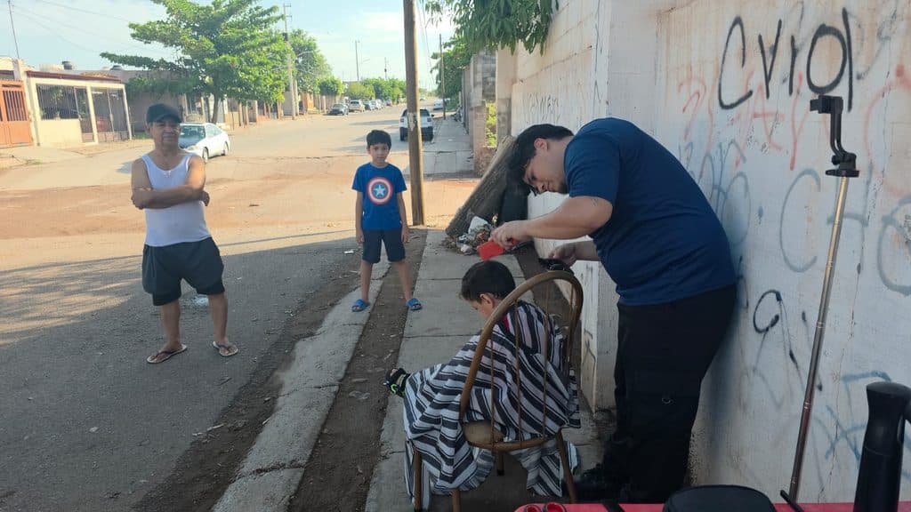 Ofrece joven peluquero corte de pelo gratis en Guaymas Norte 8 38