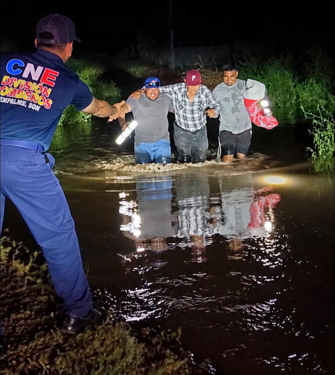 Evacuan a familias afectadas por inundaciones