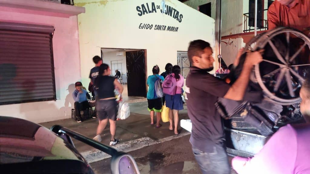 Evacuan a familias afectadas por inundaciones 1 403