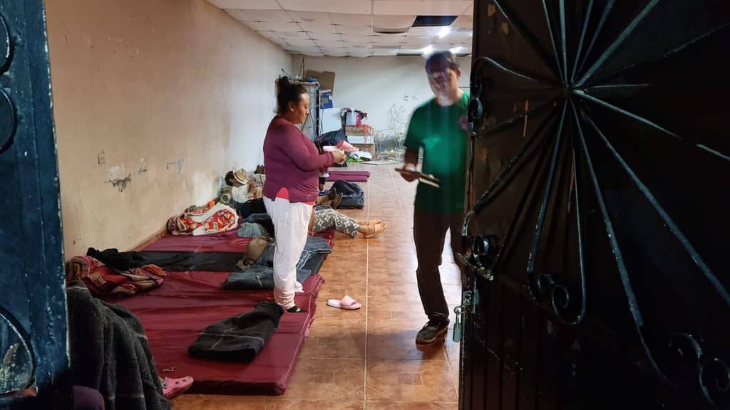 Evacuan a familias afectadas por inundaciones 2 404
