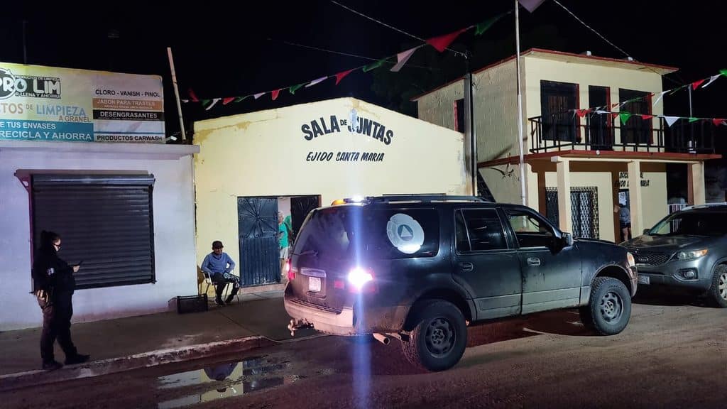 Evacuan a familias afectadas por inundaciones 4 406