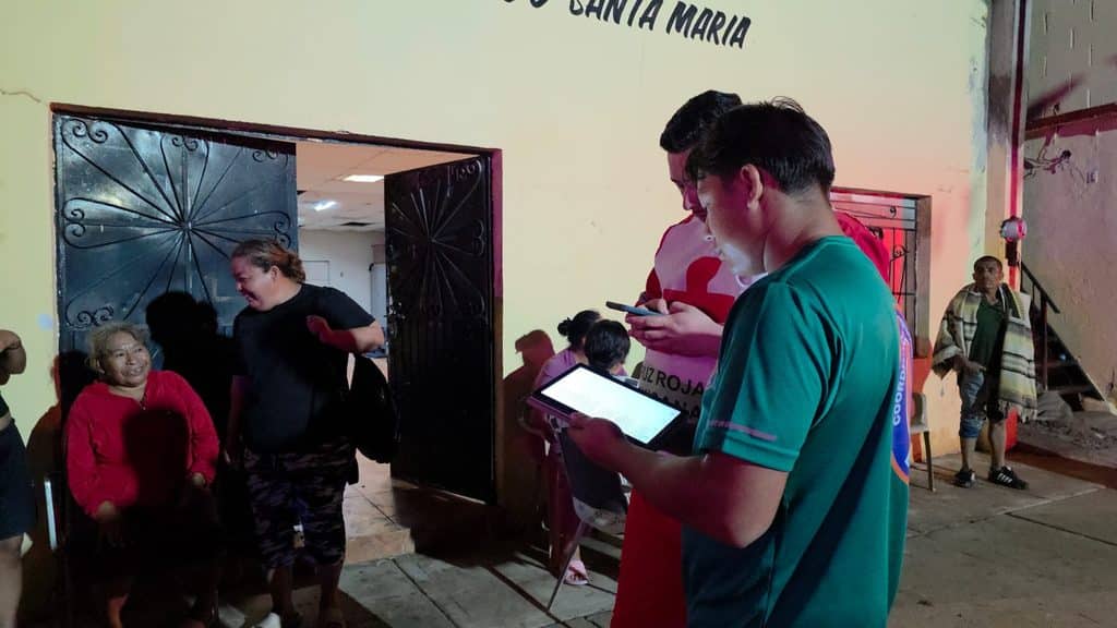 Evacuan a familias afectadas por inundaciones 8 410