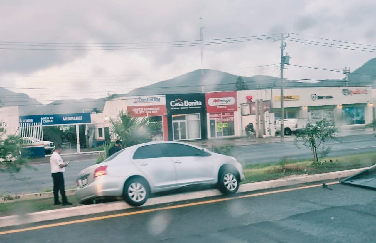 Queda embancado en camellón central