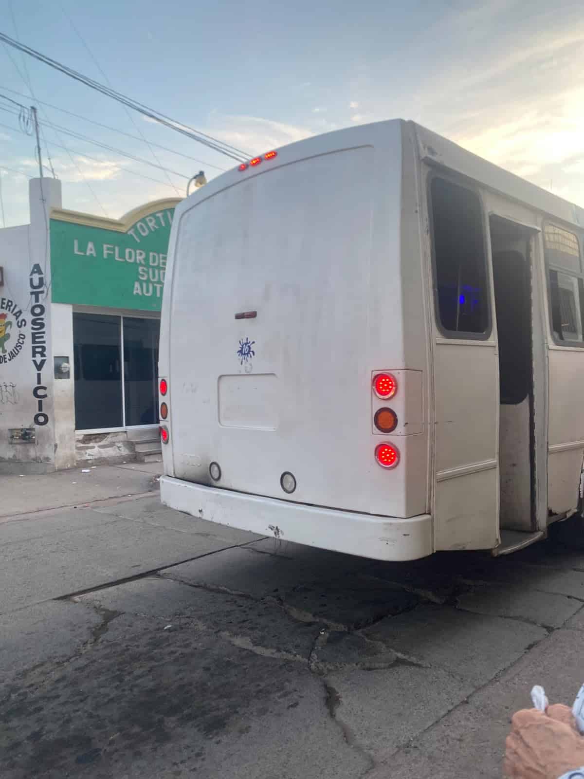 Denuncian contaminación auditiva por camiones urbanos