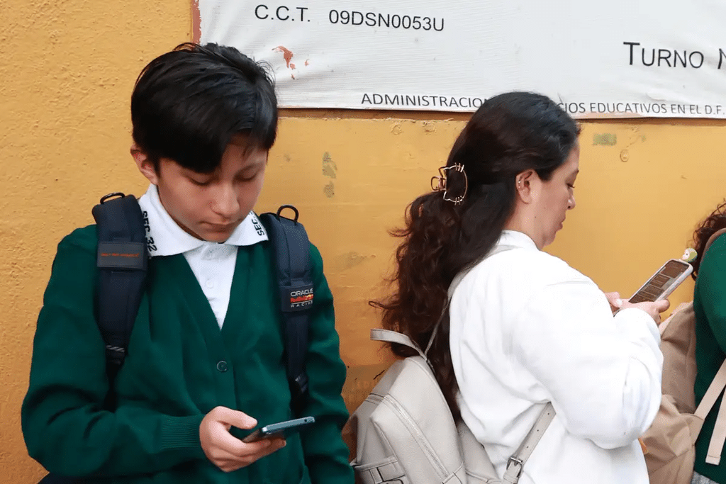 SEP avanza en acuerdo para regular uso de celulares en escuelas 1 image