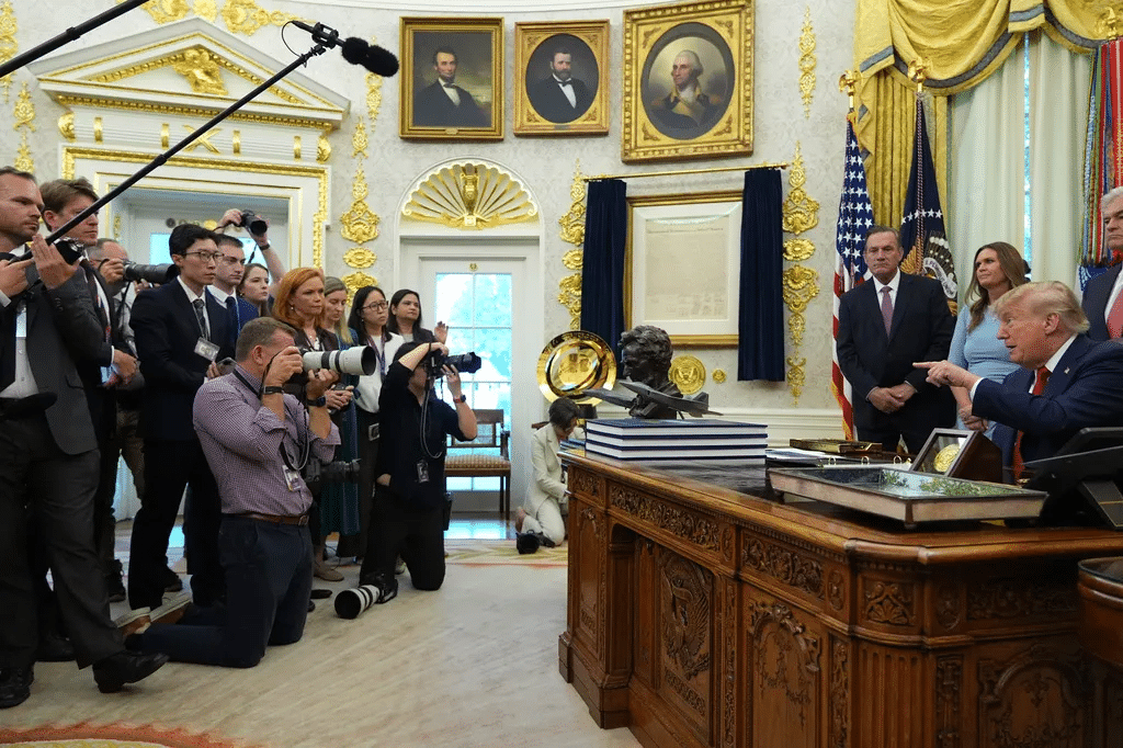 Trump veta de la Casa Blanca a CNN, MS NOW y Politico 1 image