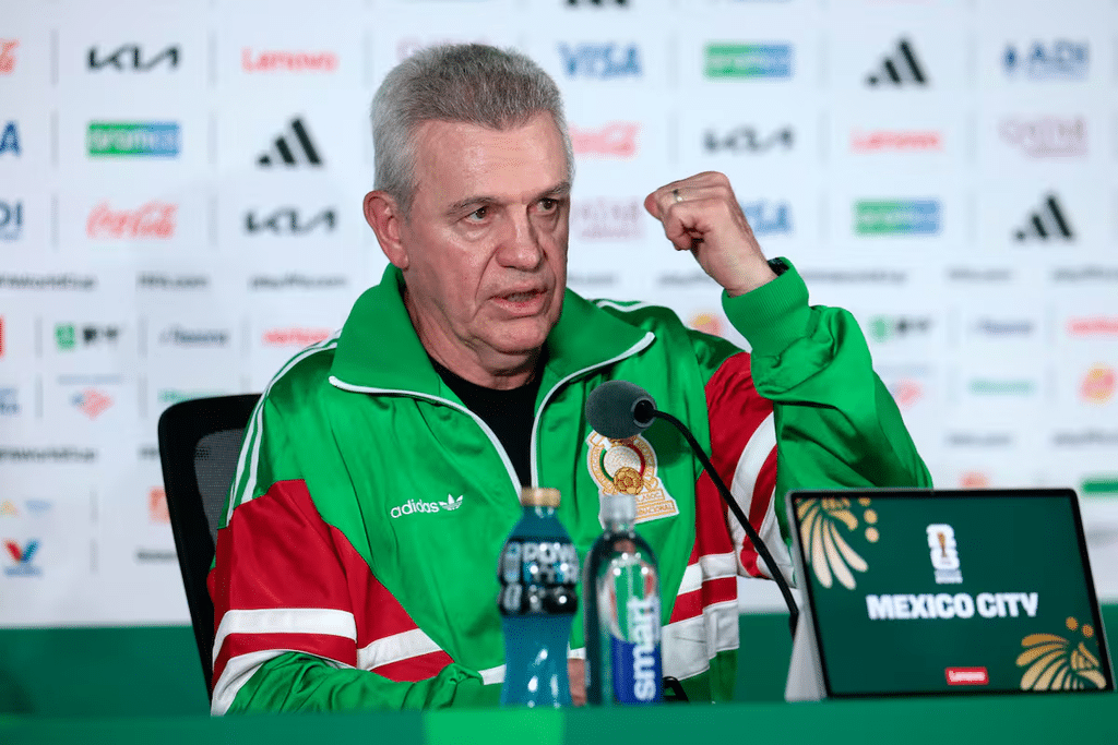 Javier Aguirre negocia su incorporación como nuevo director técnico del Valencia de la liga española 1 image