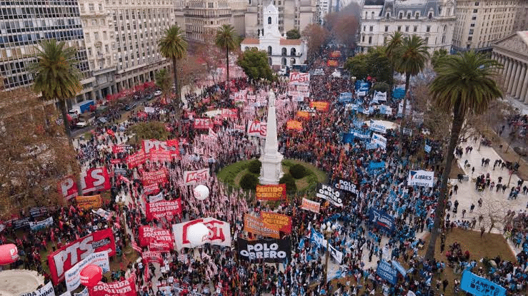 Múltiples protestas sociales se registran en Buenos Aires contra las medidas económicas del gobierno 1 image