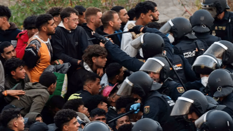 La Policía de España inicia operativo en Ceuta para replegar a miles de migrantes de las playas públicas 1 image