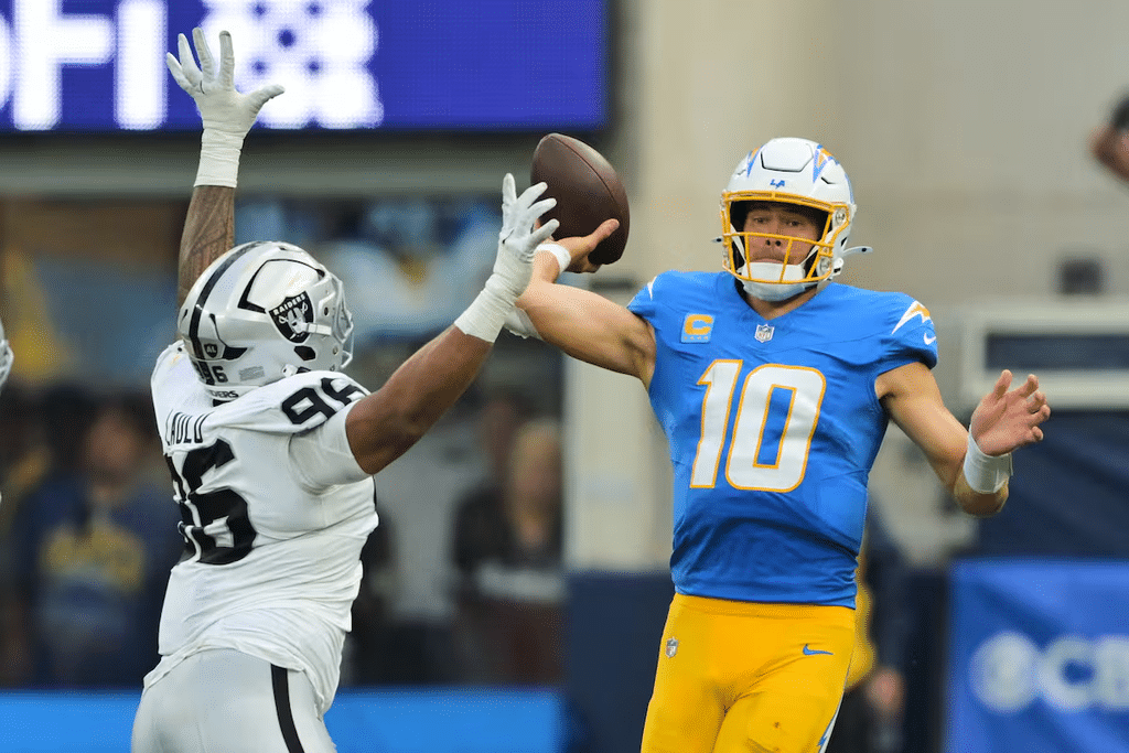 Justin Herbert sufre dos intercepciones y Chargers caen ante los Raiders 1 image