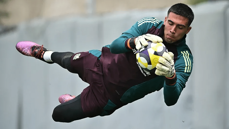 Alex Padilla llega a la Ciudad de México para reportar con la Selección Mexicana 1 image