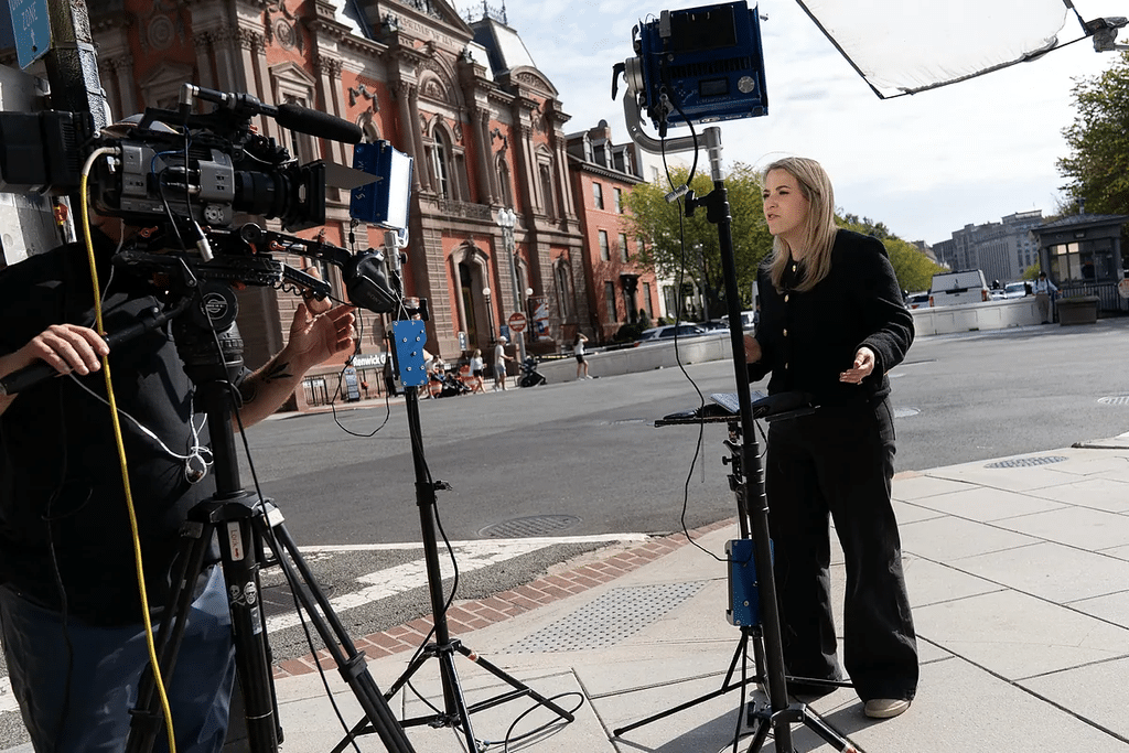 Medios vetados de la Casa Blanca demandan al gobierno de Trump 1 image