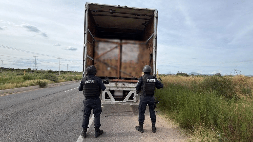 Detienen a dos personas que trasladaban 25 toneladas de cerveza en Guanajuato 1 image
