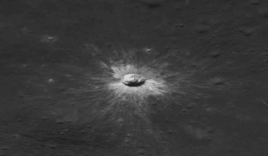 Sonda espacial detecta un nuevo cráter de impacto en la superficie de la Luna 1 image