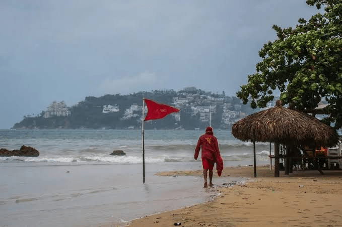 Huracán ‘Polo’ provoca compras masivas y fuertes lluvias en Acapulco 1 image