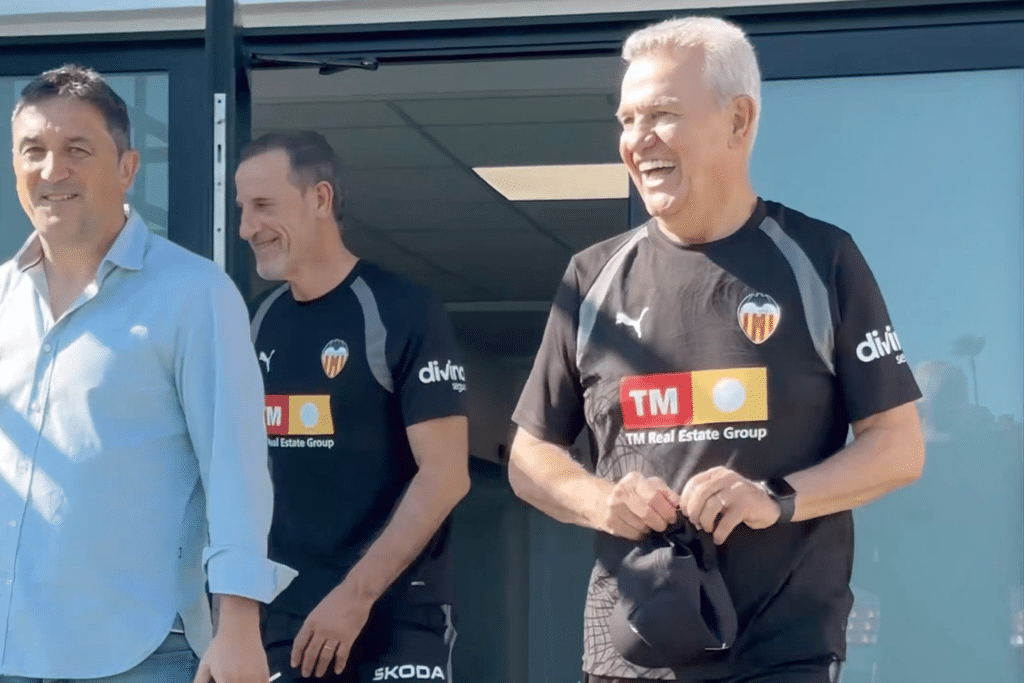 Javier Aguirre dirige su primer entrenamiento al frente del Valencia 1 image