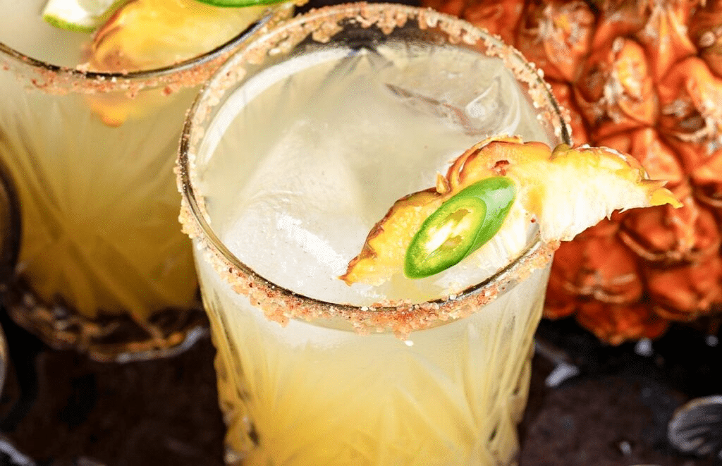 Bebida de piña, jalapeño y tequila 1 image