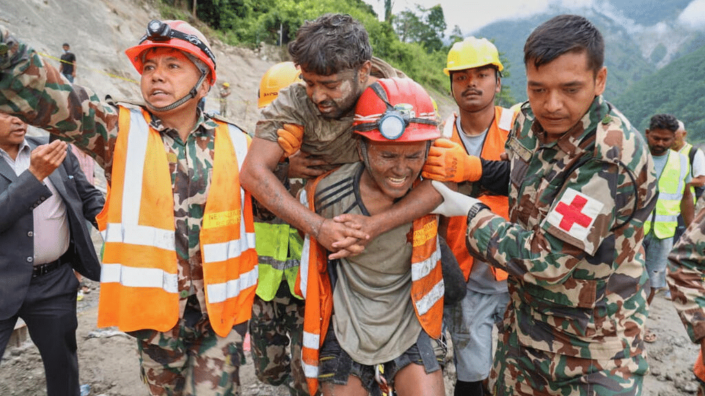 Rescatan con vida a dos trabajadores en Nepal 1 image