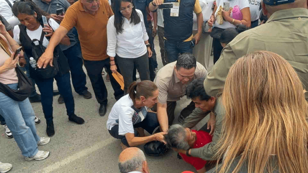 Sheinbaum auxilia a adulta mayor que se desvaneció en evento 1 image
