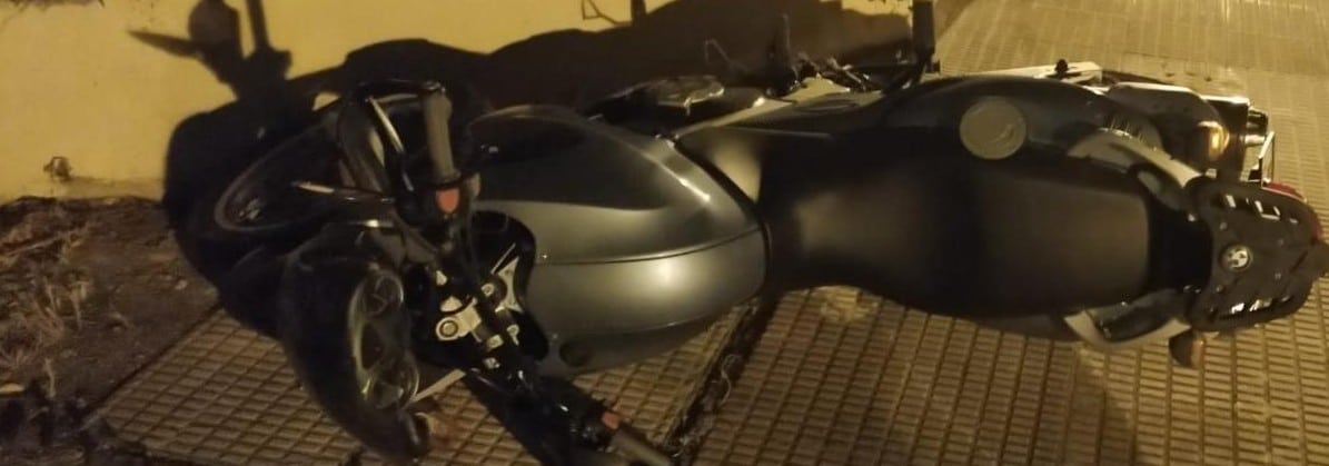 Choca motocicleta, contra auto estacionado