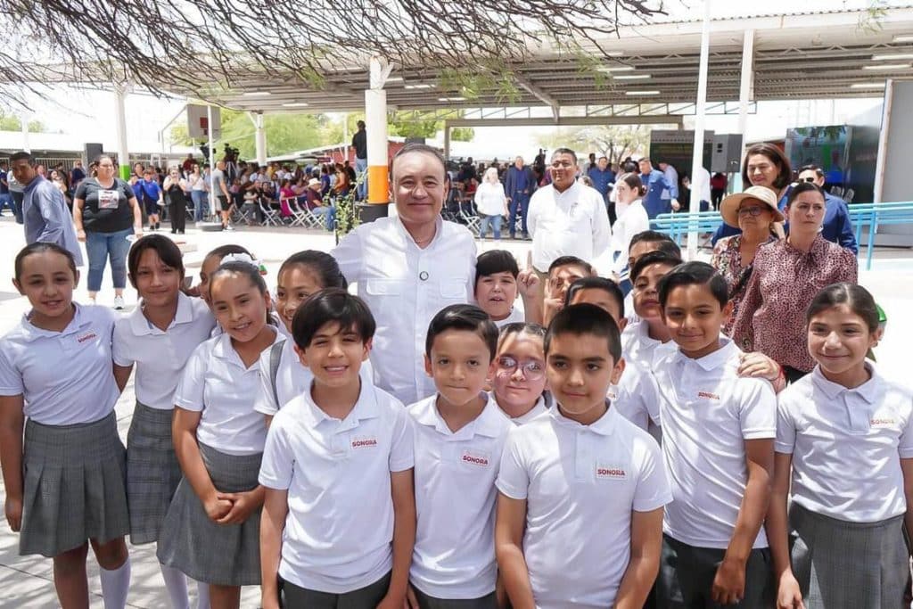 Arranca Durazo de manera exitosa ciclo escolar con entrega de uniformes y libros de texto gratuitos 6 unnamed (6)