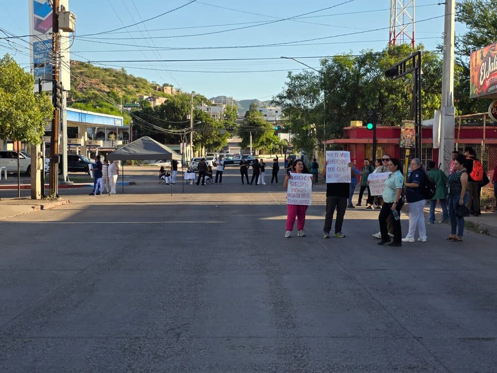Se manifiestan personal del IMSS en Guaymas 1 179