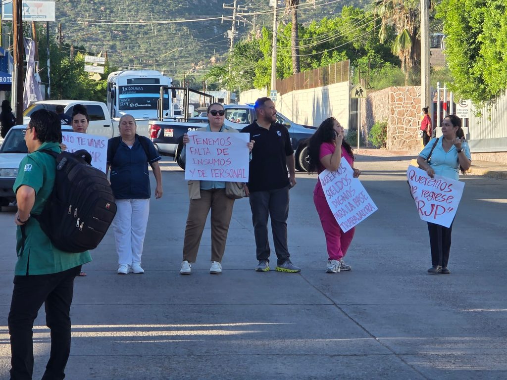 Se manifiestan personal del IMSS en Guaymas 3 181